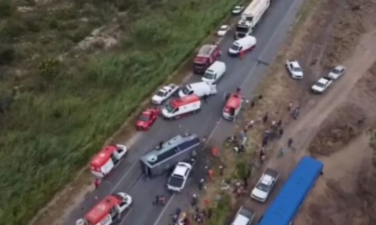 Acidente entre micro-ônibus e caminhonete deixa 20 feridos em rodovia na Bahia — imagem 2